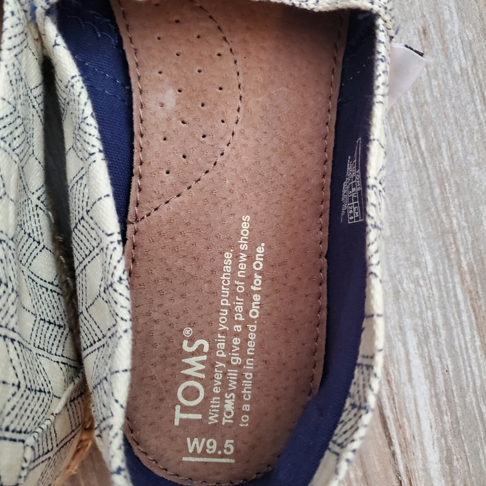 Toms - Picture 2 of 4